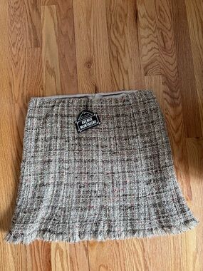 Avenue Montaigne Beige Tweed Mini Skirt with Red Fleck Detail